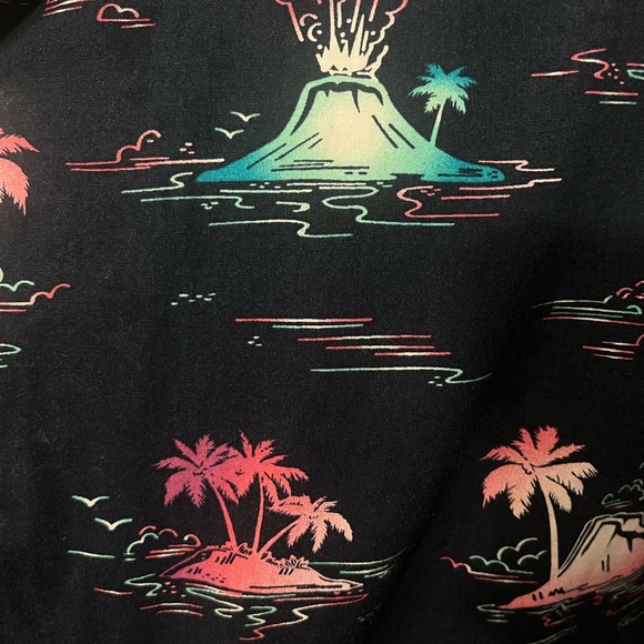 Original Use Volcano Shark Button Up Short sleeve Men’s Shirt. Size XL - Picture 4 of 7